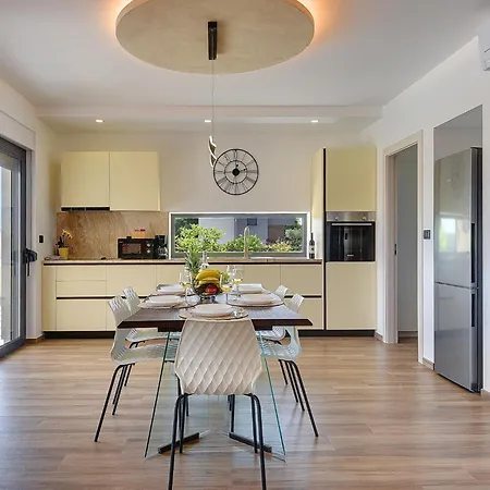Beautiful With Private Swimming Pool *