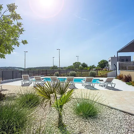 Beautiful With Private Swimming Pool Pula