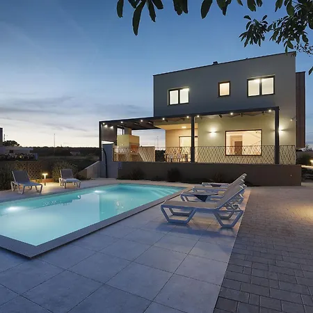 Beautiful With Private Swimming Pool * Pula